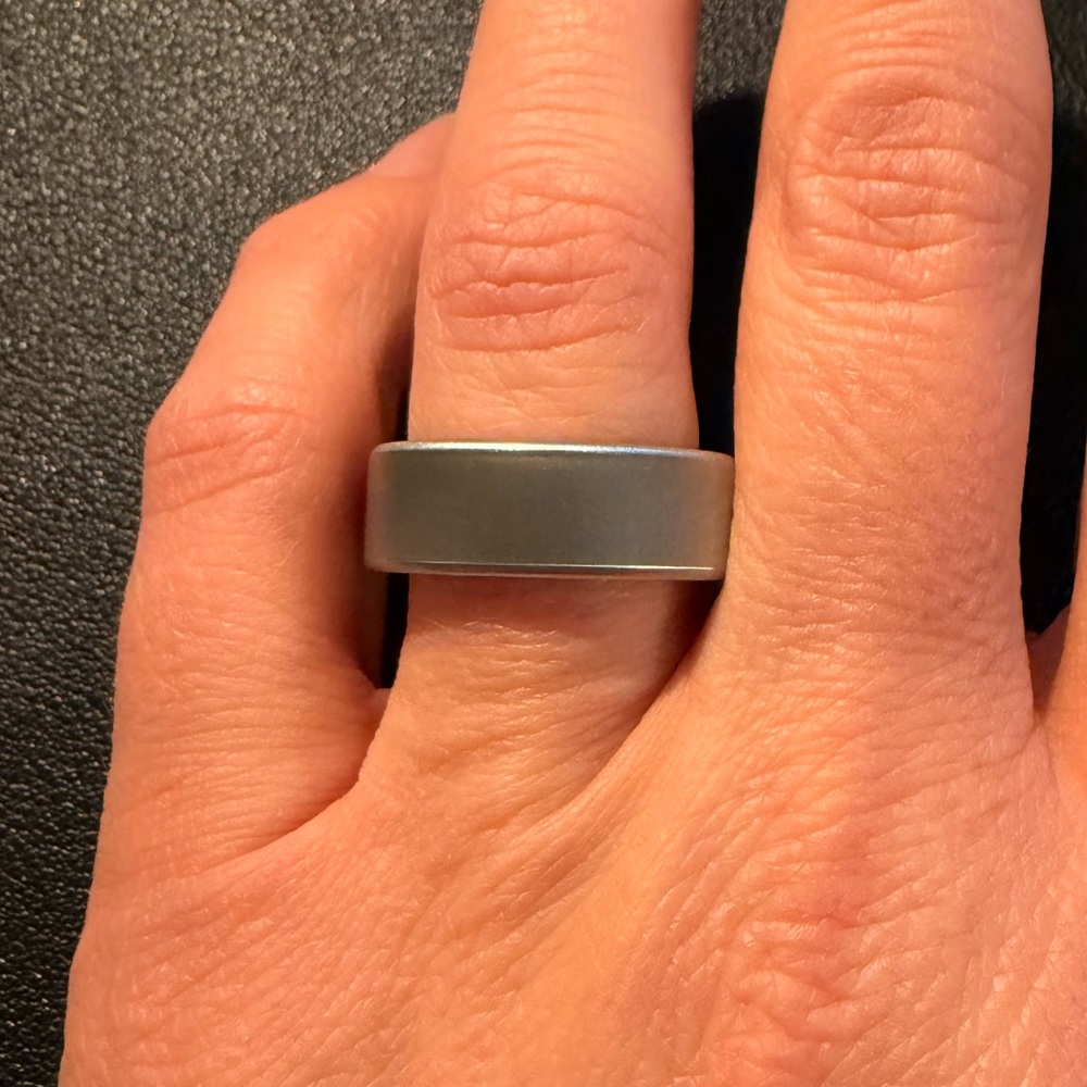Oura Ring 4 | Brushed Silver | Size 8 - Picture 3 of 6